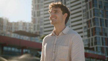 Beyaz, genç bir adam sokakta yürüyor. Başarılı, yakışıklı, kendine güvenen, iş adamı, iş adamı, açık hava öğrencisi. Gülümseyen, neşeli hareketler yapan işveren etrafa bakınıyor.