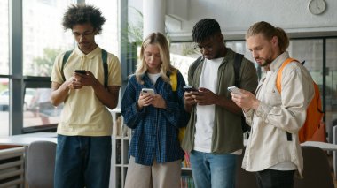 Çok ırklı öğrenciler, çok ırklı arkadaşlar, Afrikalı erkekler, beyaz kadınlar, liseli kadınlar, sosyal medya bağımlısı, cep telefonu bağımlılığı aletleri kullanan erkekler.