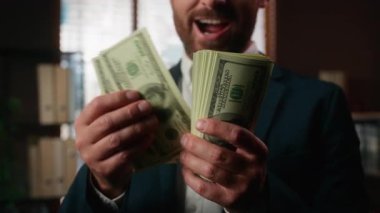 Dolarları tutan erkek eli kapalı Kafkasyalı ofis işadamı: 