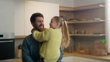 Mutfakta mutlu, beyaz bir aile babası, burnu öpen, dönen burunları öpen, dönen, sevimli, küçük, sevimli kız çocuğu, sevgi dolu, aile babası ilişkisi olan bir çocuk.