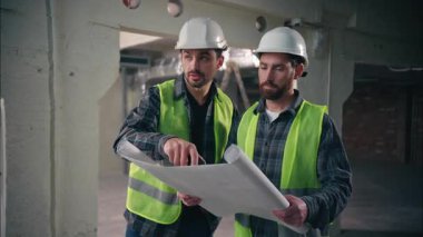 Profesyonel Kafkasyalı müteahhitler inşaat mimarı kontrol teknisyenlerinde proje mimarları mimari mühendisliği hakkında müzakere heyeti kuruyorlar.