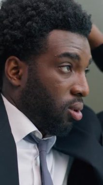 Gergin endişeleri kapat. Depresyondaki Afrikalı Amerikalı iş adamının sorunlu düşünme sorunu. Ofisin penceresine bakmak.