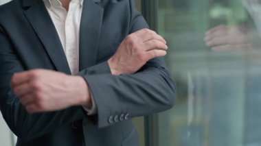 Portre mutlu gülümsüyor, kendinden emin orta yaşlı beyaz iş adamı el ele tutuşup kamera karşısında gülümsüyordu. Yetişkin iş adamı, yönetici, girişimci, girişimci, girişimci, girişimci, iş adamı ve iş adamı.