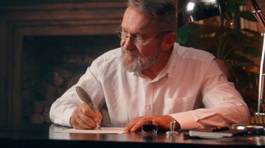 Kendinden emin, yaşlı, beyaz, olgun bir erkek kamera önünde el ele tutuşmuş ofis işadamı yakışıklı, yaşlı çalışan portresi liderinin içindeki iş adamına bakıyor.