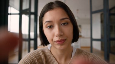 POV webcam bakış açısı sinirli Latin kadın kız Kafkasyalı kadın kullanıcı etkileyicisi sosyal medya bağımlısı cep telefonu yazıcı mesaj yazma ekran cep telefonuna dokunmak evdeki hoşnutsuz kadın sohbeti