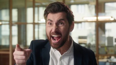 Kızgın iş adamı bağırıyor ofiste negatif çığlık çığlığa bağırıyor duygusal bağırıyor patron tartışıyor olumsuz duygu kavgası sinirlenmiş çılgın adam öfkeli erkek çatışması