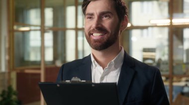 Kafkasyalı iş adamı evrak okuyor emlakçı emlakçı ofis müdürü erkek girişimci çek kağıtları şirket veri denetimi pazarlama şirketi mutlu adam gülümsüyor