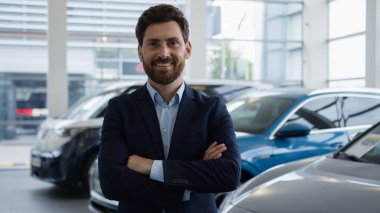 Kendine güvenen Kafkasyalı adam, silah satıcısı galerici galerici, galerici, otomobil müdürü, danışman, satıcı, satıcı, satıcı, yeni otomobil müşterisi, satış elemanı gülümsüyor.