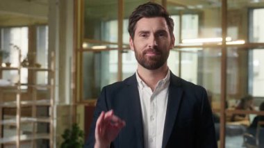 Kafkas işadamı ofiste gülümsüyor. İşadamı portresi gösteriyor. Mutlu orta yaşlı erkek işveren.