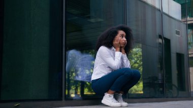 Hüsrana uğramış Afrikalı Amerikalı kadın kadın iş kadını kriz dışında iş kadını zor bir işveren depresyonda sağlık sorunu endişeli kadın işçi şehir kariyeri sadece stres sorunu