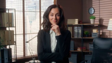 Düşünceli, düşünceli, beyaz kadın. Düşünen düşünce yöneticisi. Çalışan kadın iş kadını hayali kuruyor.