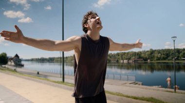 Mutlu heyecanlı, enerjik, Kafkas koşucusu, koşucu, koşucu, başarılı, sporcu, sporcu, kollarını açmış, yaşam tarzı motivasyonlu, şehir sporcusunu eğiten sporcu, dışarıda zafer kazanıyor.