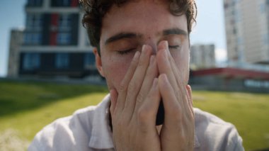 Yüzü örten yorgun, mutsuz, Kafkasyalı adam kederli, kederli, çalışkan, üzgün, acı çeken, stresli, iş adamı, iş adamı, şehir dışında çok çalışan, depresyondaki iş adamı sorunları.