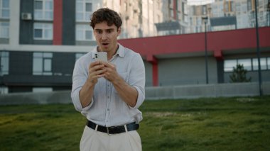 Kafkasyalı bir adam cep telefonu arızası iflas etmiş bir erkek, iflas etmiş bir iş adamı, kötü haberler dışında duygusal bir şok kaybetmiş.