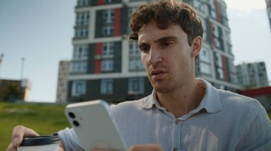 Hüsrana uğramış Kafkasyalı adam kötü haber cep telefonu, akıllı telefon, cep telefonu, iş adamı, gergin adam, şehir mesaj hatası, dış mekanda kahve uygulaması tutmakta sorun yaşıyor.