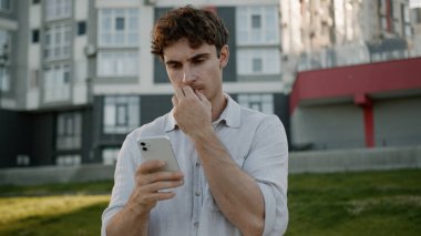 Düşünceli Kafkasyalı adam cep telefonu kullanıyor. Akıllı adam düşünüyor. GPS navigatörüne bakıyor. Çevrimiçi erkek işadamı iş dünyası açık hava çözümleri işveren sorunu.