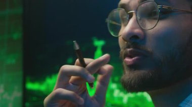 Hint Arap erkek programcı erkek bilgisayar korsanı erkek bilgisayar kaçakçısı bilişim uzmanı düşünceli analist kripto para birimi grafiğini analiz etmeyi düşünüyor.