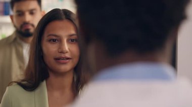 İlaç satın alan eczane müşterisi Hintli kadın müvekkil sağlıklı tıbbi danışmanlık eczacı ilaç tedavisi profesyonel sağlık hizmetleri tavsiye ilaç seçimi