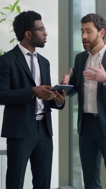 İki çok ırklı iş adamı, dijital tablet şirketinde işe başlamak için duygusal tartışmalar yapıyorlar. Çeşitli erkek iş arkadaşları işbirliği hakkında konuşuyorlar. Şirket arkadaşlığı haberleri paylaşıyorlar.