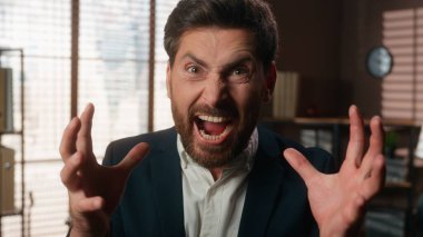Portre gerildi sinirden sinirlendi öfke öfke öfke sağlık sorunu zihinsel stres Kafkas iş adamı iş adamı erkek işveren kızgın işveren çığlık çığlığa çığlık çığlığa bağırıyor bağırıyor