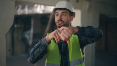 Kızgın beyaz adam telsiz telsizinden çığlık çığlığa bağırıyor. Kızgın erkek müteahhit. El bileğini geç gösteren çılgın adam.