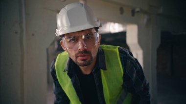 POV rotary matkap meşgul Kafkasyalı işçi tamirci tamirci tamirci tamirci tamirci tamirci tamirci tamirci tamirci tamirci tamirci malzeme endüstrisi inşaatında elektrikli alet tutan sondaj işçisi