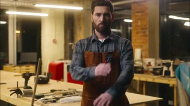 Ciddi bir Kafkasyalı ahşap ustası atölye zanaatkarının yasaklama jestini gösterdi inşaatçıya katılmayı reddeden adam el ile çapraz gösteri yapan erkek tamirci hiçbir sembol sanatçısı reddetmiyor.