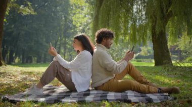 Gadget müptelası çift aile kavgası İspanyol kadın kız arkadaş Arap erkek erkek erkek arkadaş cep telefonu oyunu, sosyal medya battaniye parkı krizi.