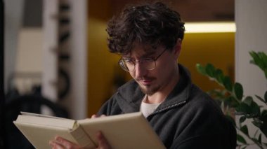 Odaklanmış İspanyol adam kitap kurdu, ev erkeği edebiyatı okuyor, hobi ediniyor, erkek dinleniyor, öğrencileri rahatlatmaya çalışıyor, kurgu görünümlü defter sayfası, bilgi metni eğitimi alıyor.