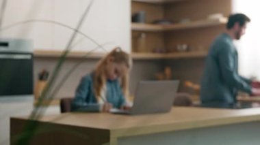 Mutfakta mutlu bir aile babası var. Kızını pişirmekle meşgul. Babasından online ödevlerinde yardım istiyor.