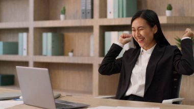 Komik, Asyalı, neşeli iş kadını kadın ofis çalışanı Japon iş kadını, iş kadını, dizüstü bilgisayar görünümlü ekran, başarıyı kutluyor.