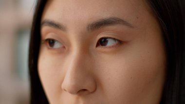 Aşırı derecede yakın bayan gözler Asyalı Japon kadın kız Çinli etnik iş kadını model müşteri kameraya bakıyor göz açıp kapayıncaya kadar görme duyusu kapalı ofis kliniğinde kararlılık