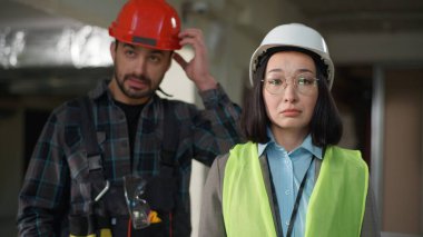 Çok ırklı mühendisler fikir ayrılığına düştüler. Japon iş kadını müfettişi gözlüklerini çıkardı. Kötü proje inşaatını onaylamadılar.