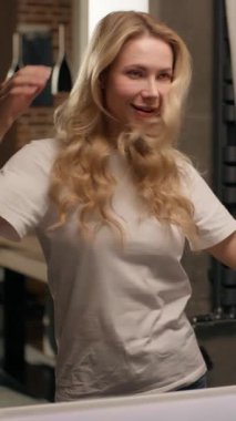 Cilveli, beyaz, güzel görünümlü, çapkın bir kadın. Aynadaki yansıma. Cilt bakımı, saç stili, rutin mutluluk, ev banyosu.