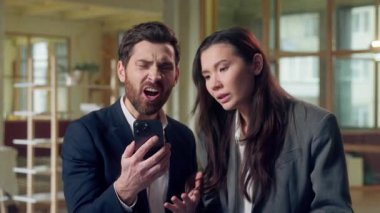 Hüsrana uğramış iş kadını cep telefonu kullanıyor. Para anlaşmasını kaybetmiş. Kafkasyalı Koreli üzgün iş kadını iş adamı.