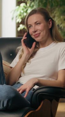 Kafkasyalı mutlu iş kadını cep telefonuna cevap veriyor neşeli kız konuşuyor iş kadını serbest çalışan kadın akıllı telefonla konuşuyor sohbet ediyor evde oturup sohbet ediyor sohbet ediyor.