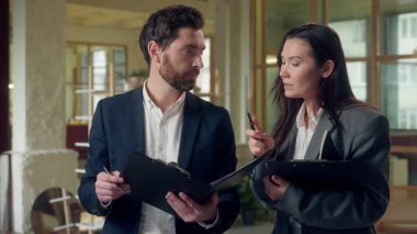 Çok uluslu iş ortakları tartışma stratejisi Koreli kadın müdür Kafkas erkek iş birliği ofis raporları takım çalışması panosu finans brifingi planlama kapalı alanda