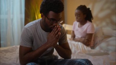 Üzgün, Afro-Amerikan erkek, yatakta oturan mutsuz, mutsuz, kadın, kız arkadaş, ayrılık, cehalet sorunları, ilişki, kriz, boşanma sorunları.