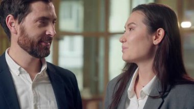 Çok ırklı iş adamları, mola veriyor kahve içen kadın kahve içiyor Kafkasyalı Koreli iş kadını iş kadını konuşuyor iş arkadaşlarıyla sohbet ediyor ortaklaşa içki içiyor.