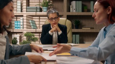 İş adamları grup evraklarını tartışıyor iş kadınları iş arkadaşları Kafkas Asyalı kadın ofis kadınları meslektaşlarını analiz ediyor ortaklar konferans belgelerini özetliyor.