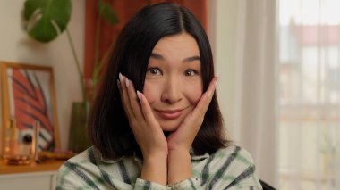 Şaşırtıcı, mutlu, Asyalı, Japon kadın, heyecanlı, kız, iş kadını, heyecan verici. Kapalı mekan portresi, ağzı açık, koca gözlü ev hanımı.