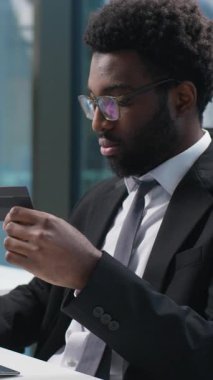 Mutlu Afro-Amerikan adam elinde bankacılık kredi kartı tutuyor tüketici ödemesi alıyor bilgisayar alıcısı iş adamı alışveriş yapıyor işletme müdürü ofis müşterisi satın alıyor