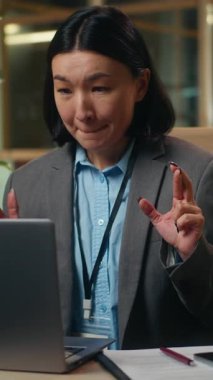 Başarılı mutlu Asyalı Çinli Japon kadın umalım da şans dilesin. İyi şanslar dilesin. Bilgisayarda çalışan bayan iş kadını kazansın.