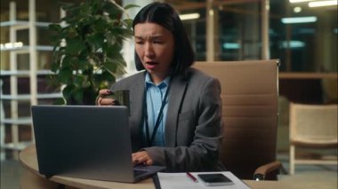 Endişeli Asyalı Çinli Japon kadın bilgisayardan kötü haber arıyor iş kadını kadın iş kadını dolandırıcılığı internet üzerinden çalışanı reddediyor kahve fincanı tutan kız