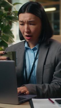 Endişeli Asyalı Çinli Japon kadın bilgisayardan kötü haber arıyor iş kadını kadın iş kadını dolandırıcılığı internet üzerinden çalışanı reddediyor kahve fincanı tutan kız