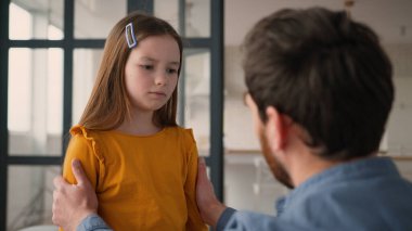 Önemseyen beyaz erkek ebeveyn rahatsız edici küçük kız liseli kız çocuğu kavgası erkek, hayal kırıklığına uğramış kızını geçindiren baba küçük çocuk aile sorununu çözüyor.