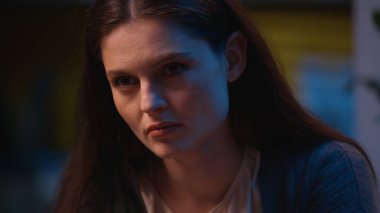 Kızgın, üzgün, hayal kırıklığına uğramış 30 'lu yaşlardaki bir kadın gece evde yalnız başına strese girdi. Kafkasyalı kadın sağlık sorununu kapat. Depresyon, depresyon, acı, üzüntü, ruhsal bunalım, ruhsal bunalım.