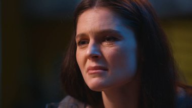 Ağlayan üzgün, üzgün, Kafkas kız bunalımı. Akşam evde yalnız başına şarap iç. Zihinsel psikoloji sorunu.