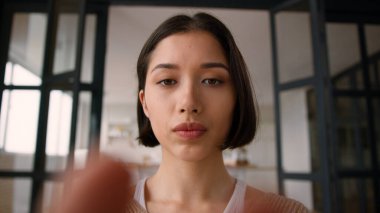 Web kamerası bakış açısı POV İspanyol kadın gülümseme gen z kullanıcı kız etkilenen kadın parmaklar cep telefonu yazma mesaj ekranı dokunmatik akıllı telefon görüntüleme online sohbet aleti bağımlısı evde