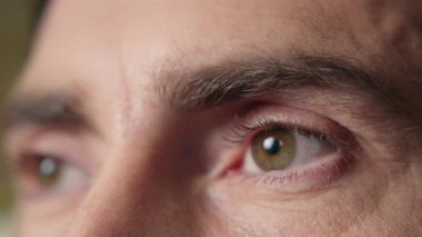 Odaklanmış gözlerini kapat, iş adamı. Ofisteki orta yaşlı iş adamı fikrini düşün. Düşünceli beyaz erkek portresi.